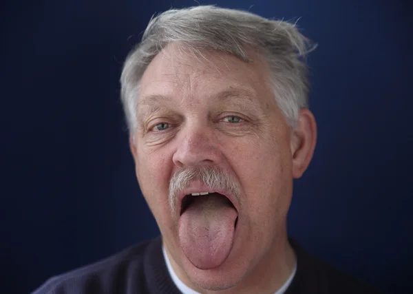 Homem mostrando sua língua — Fotografia de Stock
