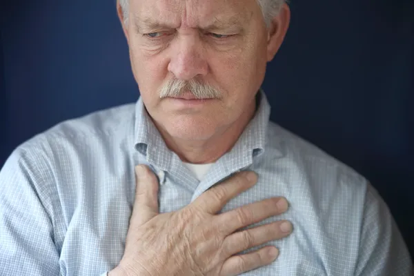 Hombre mayor sintiendo dolor en el pecho — Foto de Stock