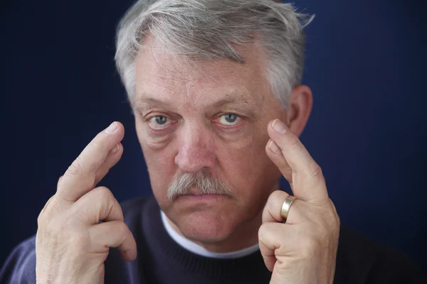 Senior férfi átlépő ujjait — Stock Fotó