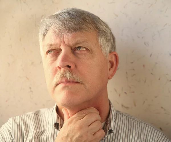 Hombre mayor con dolor de garganta — Foto de Stock