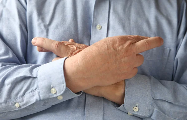 Uomo d'affari incrocia le dita e le mani — Foto Stock