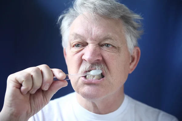 Homme mûr brosse les dents — Photo