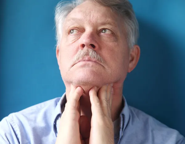 Hombre sintiendo dolor en las glándulas linfáticas — Foto de Stock