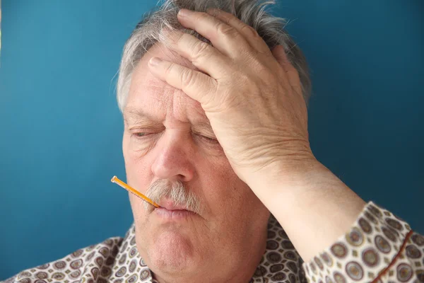 Homem mais velho tem sintomas de gripe — Fotografia de Stock