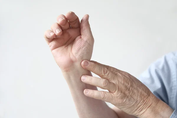 Uomo con un polso dolorante — Foto Stock