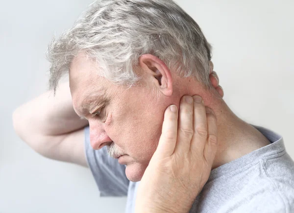 Senior man met pijnlijke nek — Stockfoto