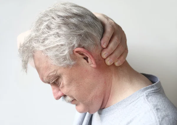 Muž s bolestí hlavy na základně lebky — Stock fotografie