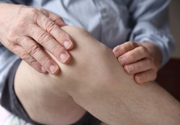 Hombre experimentando dolor de rodilla — Foto de Stock