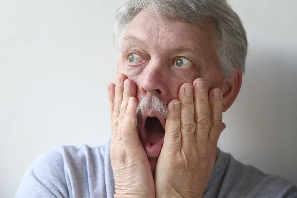 El hombre mayor está asustado — Foto de Stock