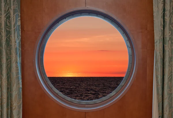 Nascer do sol através de Porthole — Fotografia de Stock