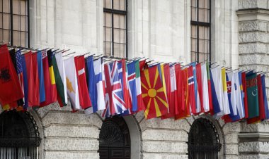Viyana'daki hofburg, uluslararası bayrakları