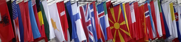 A Hofburg Bécsben a nemzetközi zászlók — Stock Fotó