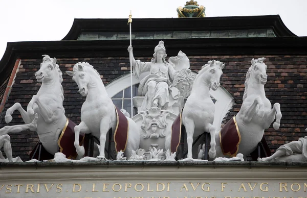 Wiedeń - najlepsze rzeźbiarstwo dachu w pałacu hofburg — Zdjęcie stockowe
