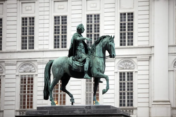 Josefplatz 広場、ホーフブルク宮殿、ウィーン、オーストリアのヨーゼフ 2 世の像. — ストック写真