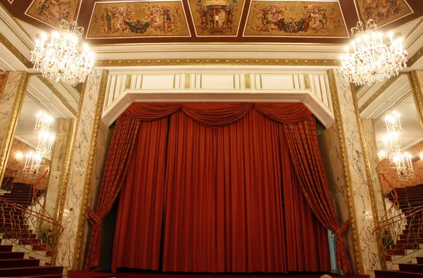 Antiguo escenario de teatro y cortina roja —  Fotos de Stock