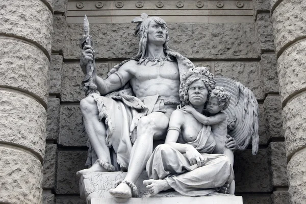 America e Australia, statue raffiguranti personificazioni dei vari continenti. Naturhistorisches Museum, Vienna, Austria — Foto Stock