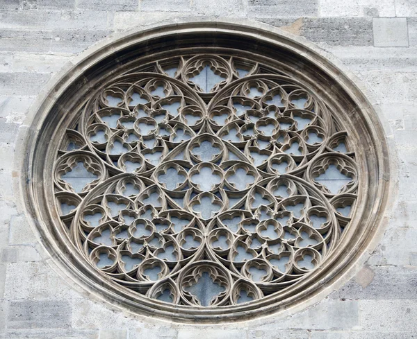 Rose fenêtre sur la cathédrale Saint-Étienne à Vienne — Photo