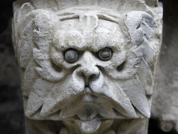 Sculpted stone mask figure on St. Stephen’s Cathedral in Vienna — Stock Photo, Image