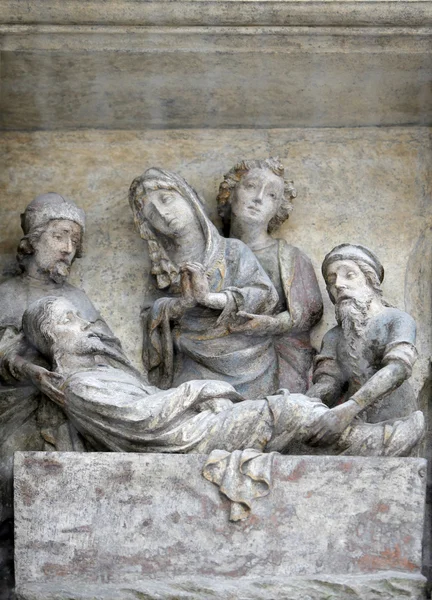 Jésus est déposé dans le tombeau et couvert d'encens — Photo
