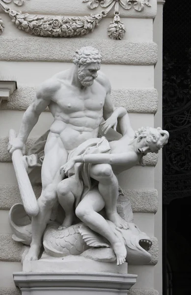 Herkules statyn på Kungliga slottet hofburg, Wien, Österrike — Stockfoto