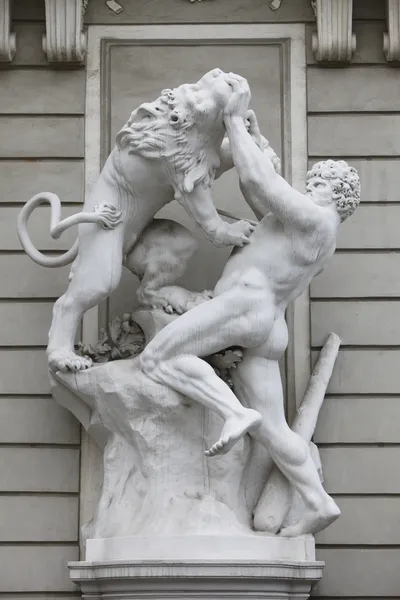 Herkules im Kampf gegen den bösen Löwen, hofburg, wien — Stockfoto