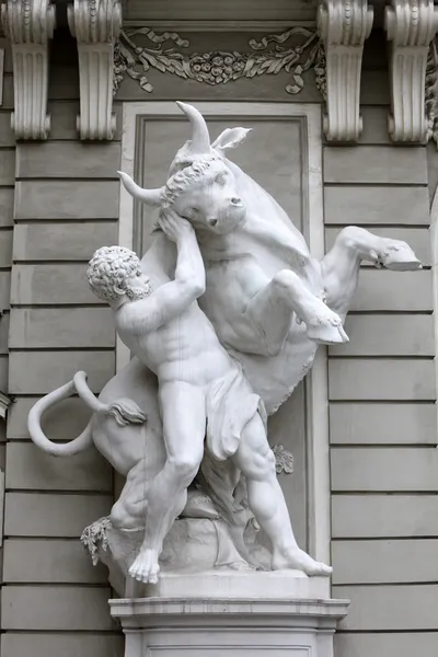 Hercules walki byka kreteńskiego, hofburg, Wiedeń — Zdjęcie stockowe