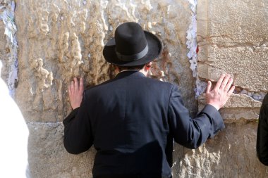 Yahudi erkekler batı duvarı dua ediyorum.