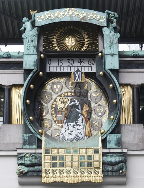 Dettaglio della famosa Jugendstil Ankeruhr di Vienna — Foto Stock