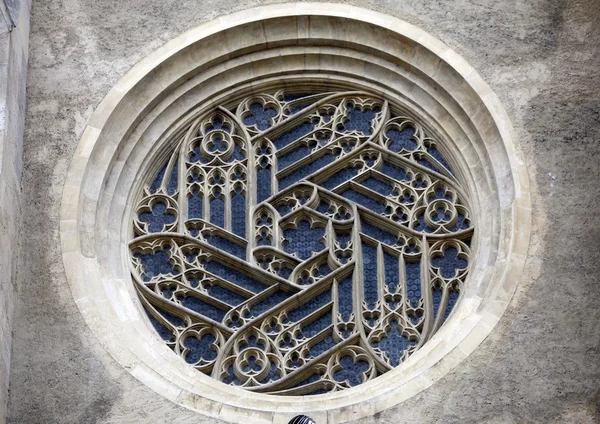 Fönstret i Minoritenen kirche i Wien, Österrike — Stockfoto