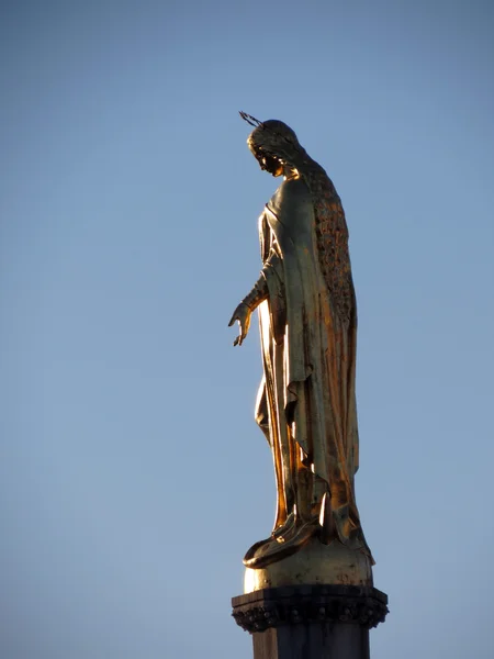 圣母玛利亚的雕像金子做的 — 图库照片