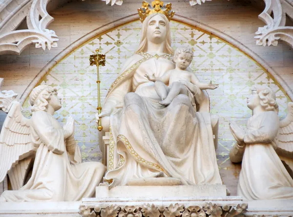 Мадонна на троне с младенцем Иисусом и двумя ангелами — стоковое фото
