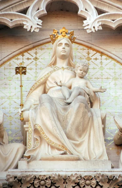 Мадонна з дитиною Ісусом на троні — стокове фото