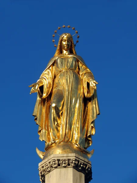 Maagd Maria standbeeld gemaakt van goud — Stockfoto