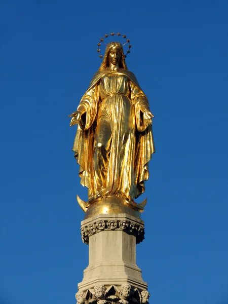 Virgin Mary statue made of gold — Stock Photo, Image