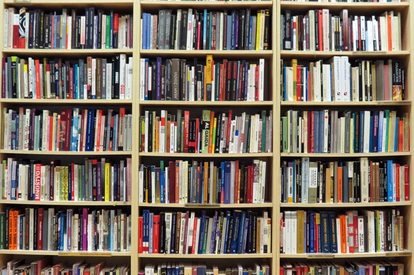 Bokhylla i bibliotek med många böcker — Stockfoto