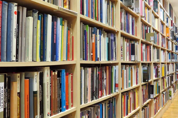 Bookshelf na biblioteca com muitos livros — Fotografia de Stock