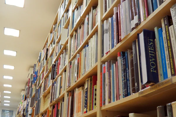 Boekenplank in bibliotheek met veel boeken — Stockfoto