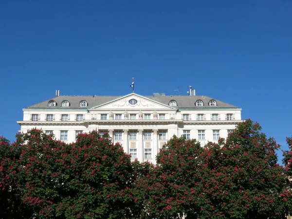 Отель "Эфаладе", знаменитый отель в Загребе, где остановились пассажиры "Восточного экспресса" . — стоковое фото