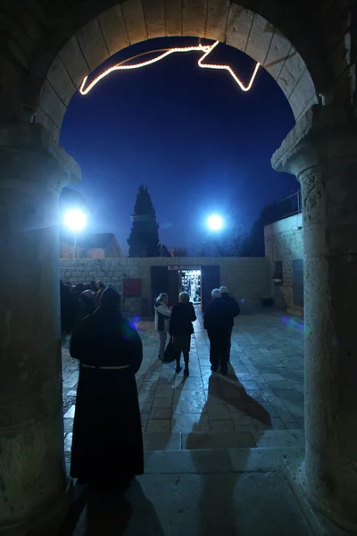 Monje franciscano en la Iglesia del primer milagro de Jesús, Caná, Israel — Foto de Stock