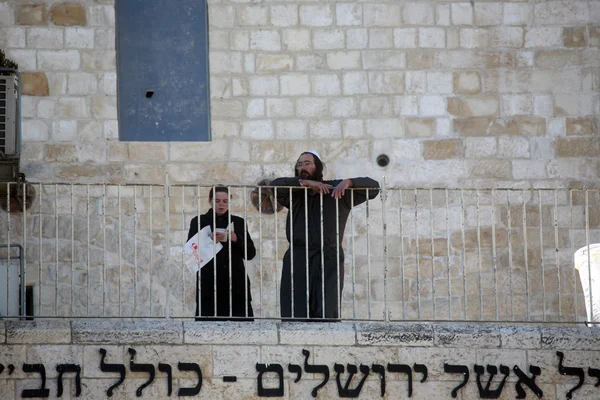 ユダヤ人の男性が西部の壁で祈る — ストック写真