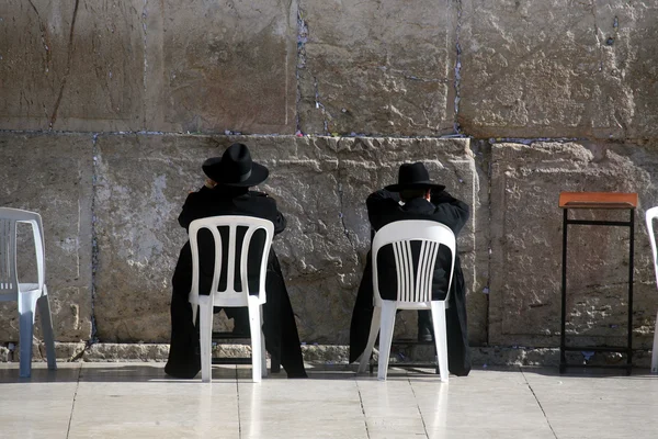 Des hommes juifs prient au mur occidental — Photo