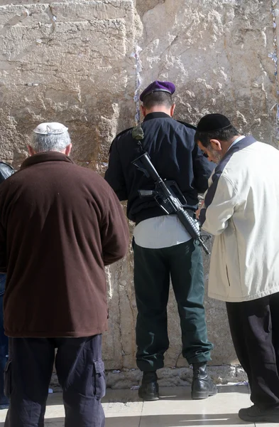 ユダヤ人の男性が西部の壁で祈る — ストック写真