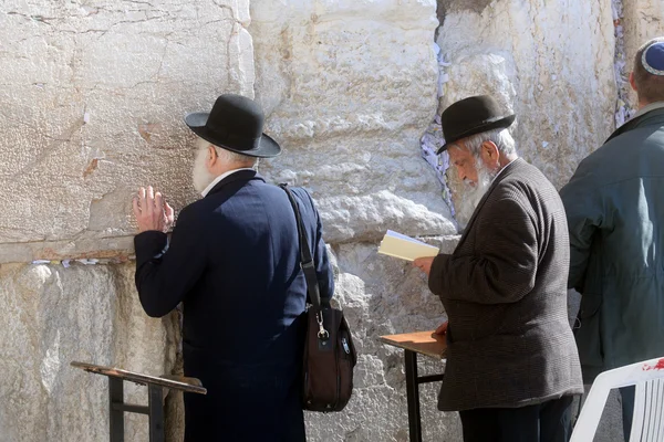 Єврейських чоловіків молитися на Західній стіні — стокове фото