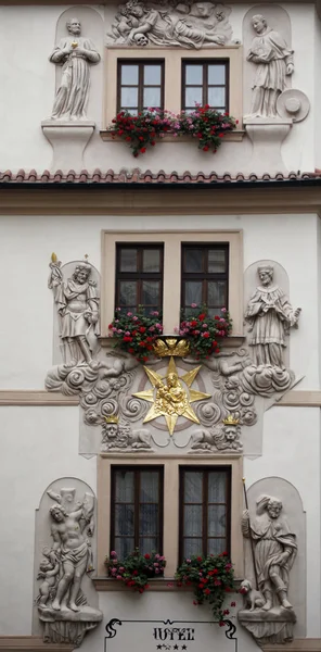 Praga, Casa del Pozo Dorado, Madonna y el Niño rodeados de santos —  Fotos de Stock