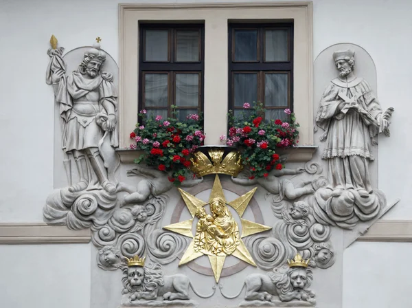 布拉格，众议院的黄金井、 麦当娜和包围圣徒的儿童 — 图库照片