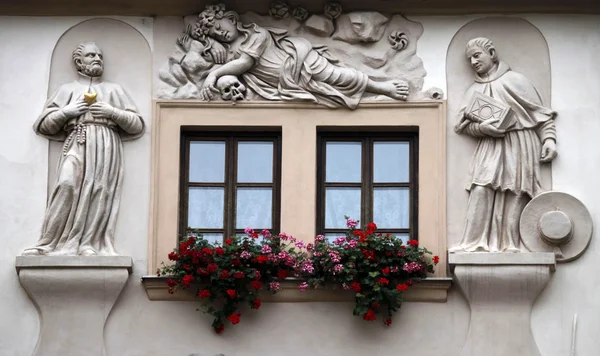 Heilige auf Fassade, Haus des goldenen Brunnens, Prag, — Stockfoto
