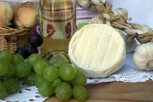 Vinho, queijo e uvas — Fotografia de Stock