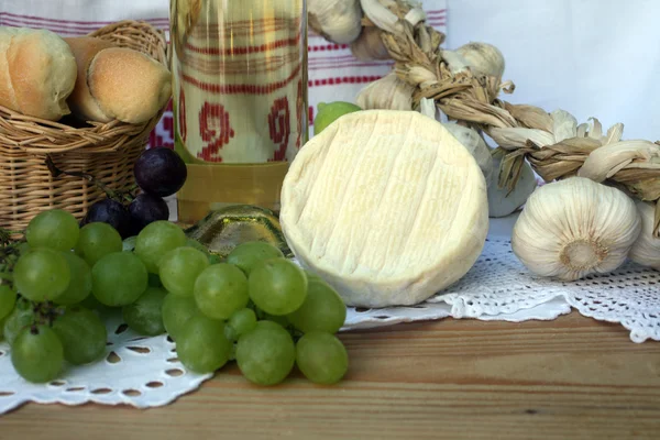 Κρασί, τυρί και σταφύλια — Φωτογραφία Αρχείου