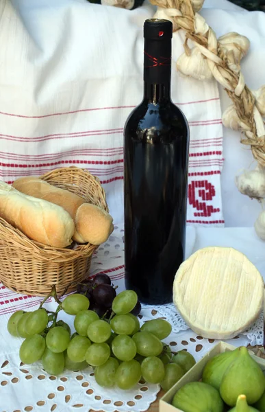 Vino, higos, queso y uvas — Foto de Stock