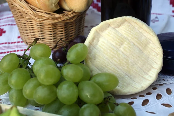 Queso y uvas — Foto de Stock